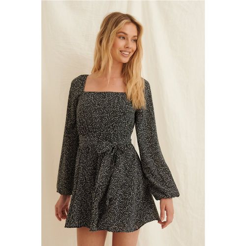 Mini robe à détails volants - Black - Pamela x NA-KD Reborn - Modalova