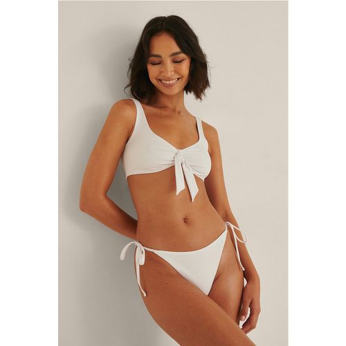 Bas de bikini recyclé avec bretelle - White - Rianne Meijer x NA-KD - Modalova