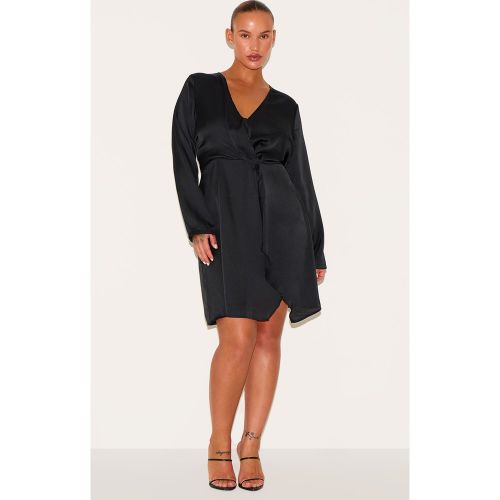 Plus Robe cache-coeur satinée à manches longues torsadée - PrettyLittleThing - Modalova