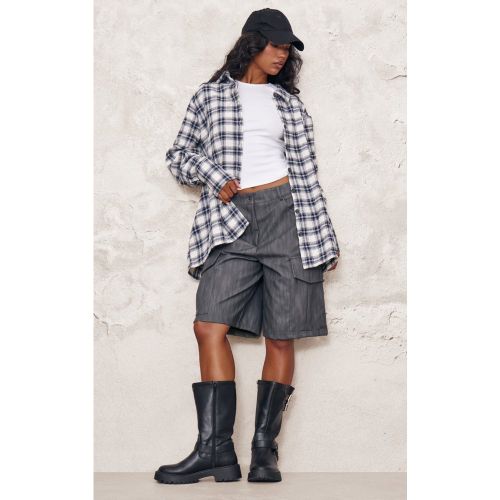 Chemise oversize en flanelle blanche à carreaux | Taille 34 - PrettyLittleThing - Modalova