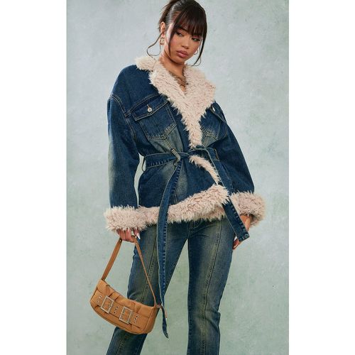 Veste en jean indigo délavé vintage à parties en imitation mouton contrastantes et taille nouée - PrettyLittleThing - Modalova