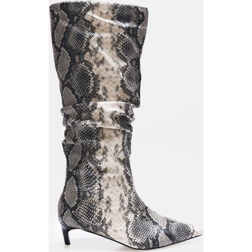 Bottes hautes pointure large en PU imprimé serpent froncé à talon court - PrettyLittleThing - Modalova