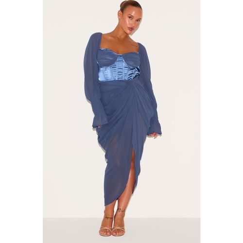 Plus Robe mi-longue en mousseline de soie drapée à partie satinée - PrettyLittleThing - Modalova