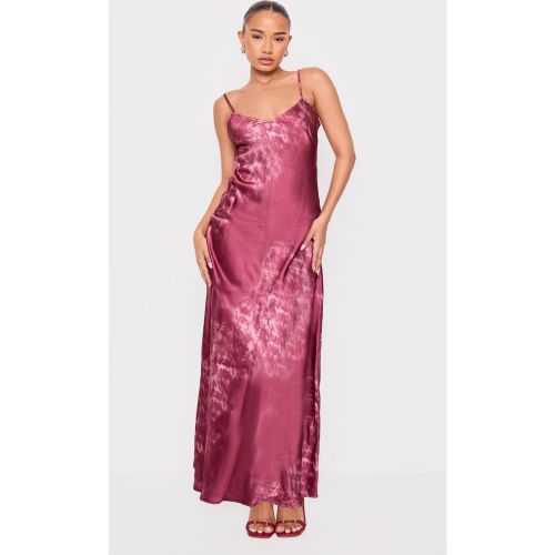 Petite Robe longue satinée bordeaux à dos ouvert - PrettyLittleThing - Modalova
