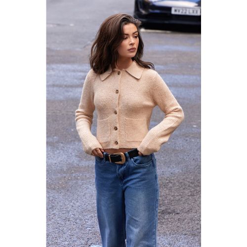 Cardigan en maille tricot texturée douce à boutons et détail col replié | Taille Large - PrettyLittleThing - Modalova