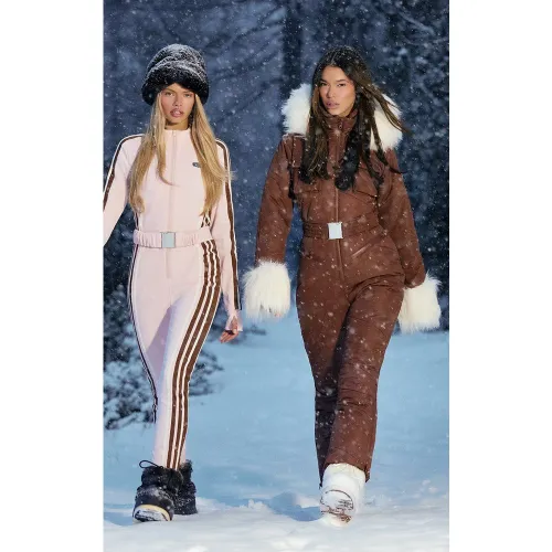 SKI Combinaison de ski ceinturée à bordures en fausse fourrure et coutures en forme de coeurs - PrettyLittleThing - Modalova
