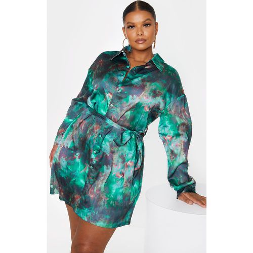 Plus Robe chemise imprimée tie & dye et flammes nouée - PrettyLittleThing - Modalova