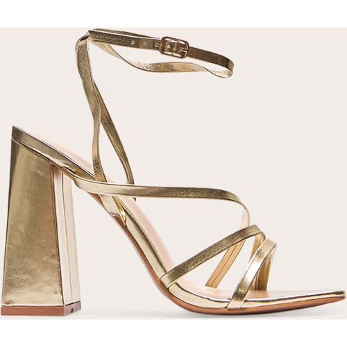 Sandales large en PU à talons carrés et lanières - PrettyLittleThing - Modalova