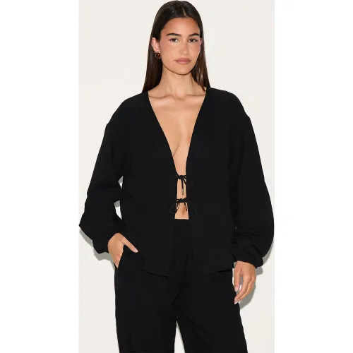 Top en effet lin texturé froncé sur les côtés à décolleté et manches longues - PrettyLittleThing - Modalova