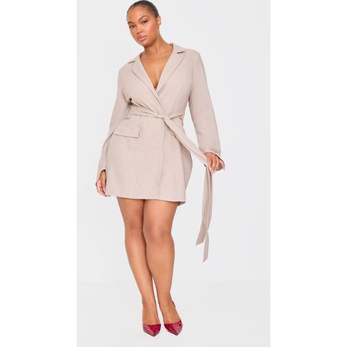 Plus Robe blazer tissée à ceinture - PrettyLittleThing - Modalova