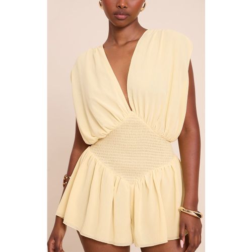 Combishort en mousseline de soie volanté à col en V et taille froncée - PrettyLittleThing - Modalova