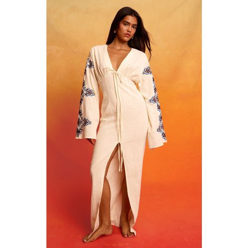 Robe longue brodée à dos nu - PrettyLittleThing - Modalova