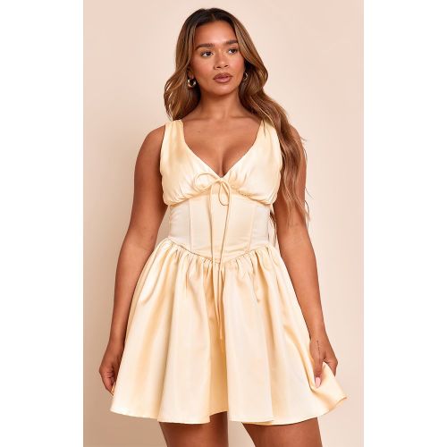 Shape Mini robe patineuse satinée à décolleté devant et taille cintrée - PrettyLittleThing - Modalova