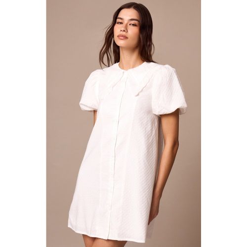 Robe chemise en coton brodé à bordure en dentelle et manches bouffantes - PrettyLittleThing - Modalova