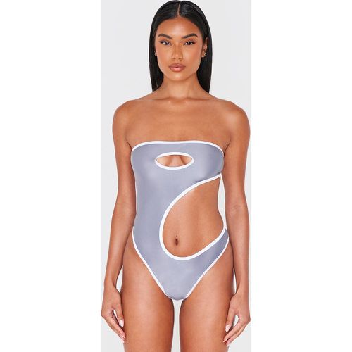 Maillot de bain asymétrique à détails contrastées et découpes - PrettyLittleThing - Modalova