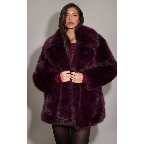 Manteau mi-long oversize en fausse fourrure | Taille Large - PrettyLittleThing - Modalova