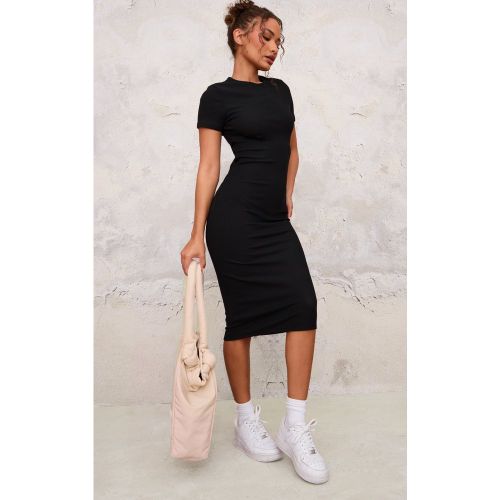 Petite Robe mi-longue côtelée à manches courtes et à col ras-du-cou | Taille Large - PrettyLittleThing - Modalova