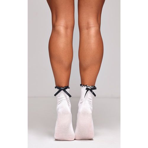 Chaussettes blanches à noeud en satin et bordure légèrement volantée - PrettyLittleThing - Modalova