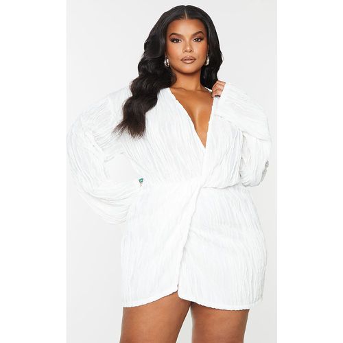 Plus Robe texturée blanche à devant portefeuille - PrettyLittleThing - Modalova