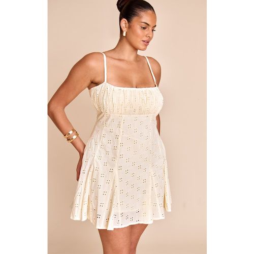 Plus Robe droite brodée plissée à bretelles fines - PrettyLittleThing - Modalova