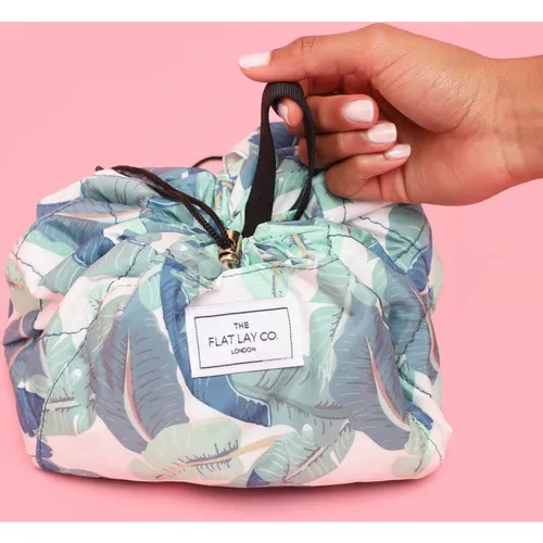 The Flat Lay co. Pochette maquillage Feuilles Tropicales - PrettyLittleThing - Modalova