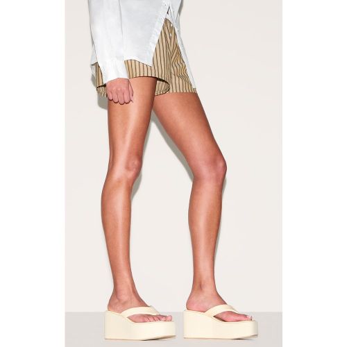 Sandales tongs à semelle compensée en lycra stretch crème à bout carré - PrettyLittleThing - Modalova