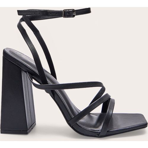 Sandales en PU à talon haut bloc et bout carré pointure large - PrettyLittleThing - Modalova