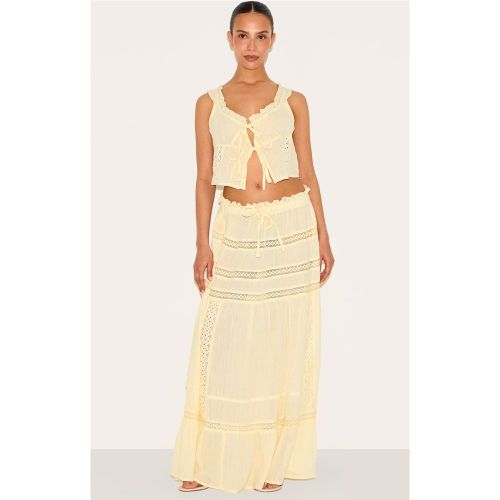 Petite Crème au Beurre Froissé Broderie Jupe Mi-longue À Volants - PrettyLittleThing - Modalova