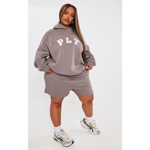 Plus Short oversize en sweat à détail logo - PrettyLittleThing - Modalova