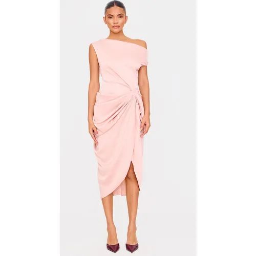 Robe longue satinée à jupe drapée et épaules dénudées - PrettyLittleThing - Modalova