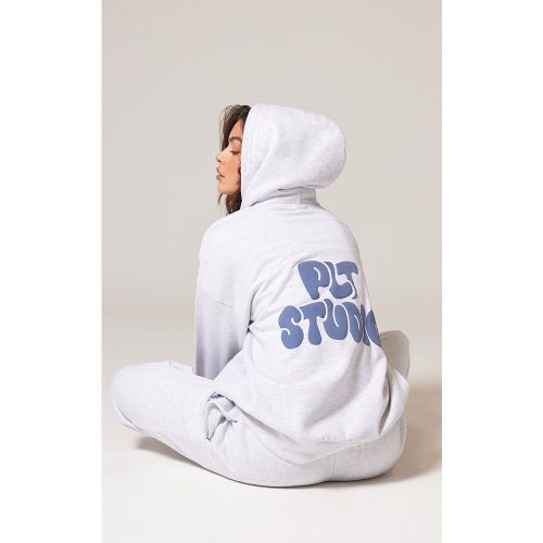 Hoodie oversize deluxe gris anthracite imprimé "PLT Studio" - PrettyLittleThing - Modalova