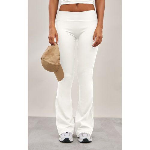 Pantalon de yoga flare en Sculpt blanc cassé - PrettyLittleThing - Modalova