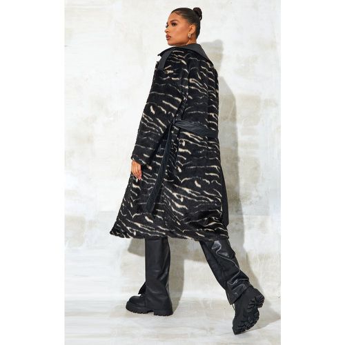 Manteau mi-long en fausse fourrure zébrée à ceinture contrastante en similicuir - PrettyLittleThing - Modalova