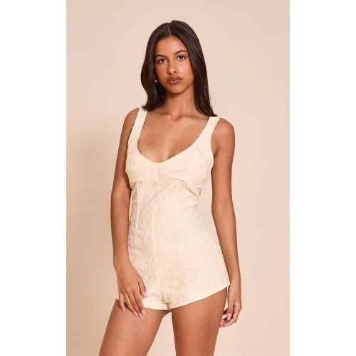 Petite Combishort ajusté en dentelle crème au beurre - PrettyLittleThing - Modalova
