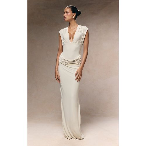 Robe longue décolletée à épaules froncées et partie superposée drapée sur la taille - PrettyLittleThing - Modalova