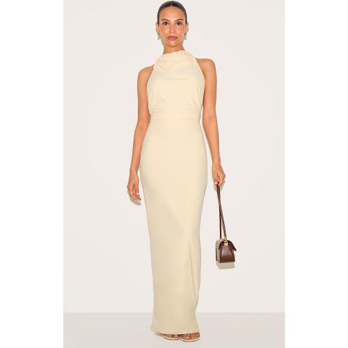 Petite Robe longue crème au beurre à dos nu ouvert - PrettyLittleThing - Modalova