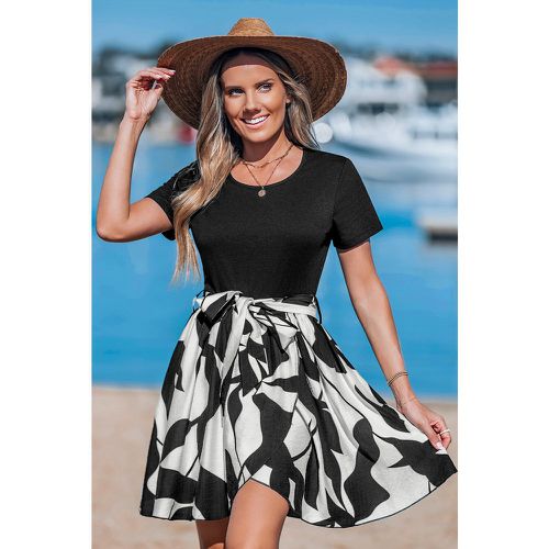 Robe courte avec jupe abstraite et t-shirt - CUPSHE - Modalova