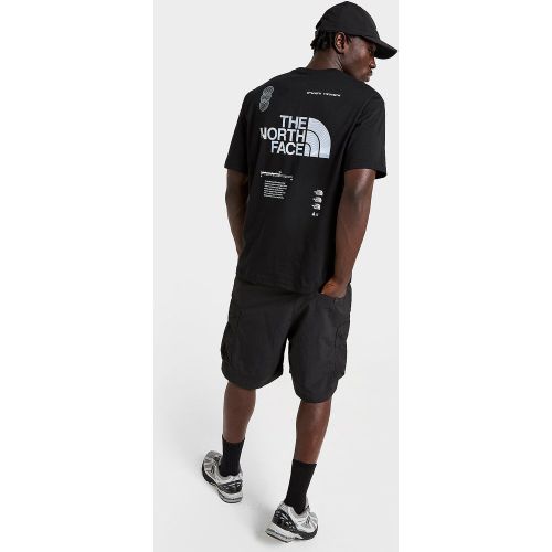 The wardrobe staple. This men's Graphic Oversized T-Shirt adds The North Face's DNA to a clean black look. Exclusive to JD, the roomy fit has a ribbed - 0198266671949 - Modalova