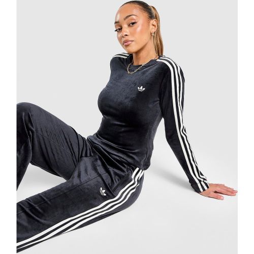 Lowkey vibes. Exclusive energy. This women's adidas Originals Velour 3-Stripes Long Sleeve T-Shirt lands in black. With a sleek slim fit, it's got a r - 4068814318670 - Modalova