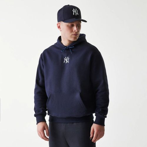MLB League Essential New York Yankees Oversized Pullover Hoodie New York Yankees logo on front MLB logo on front lower right New Era Flag embroidered - shopify_EU_14912597295486_54979569451390 - Modalova
