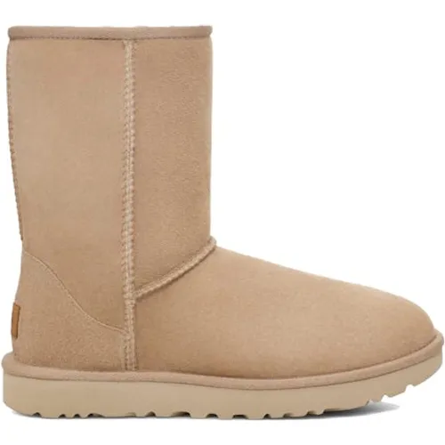 Classic Short II Boot Sand (Women's) - Ugg - Modalova