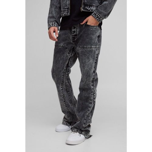 Jean flare charpentier large à taches de peinture - 28R - Boohooman - Modalova