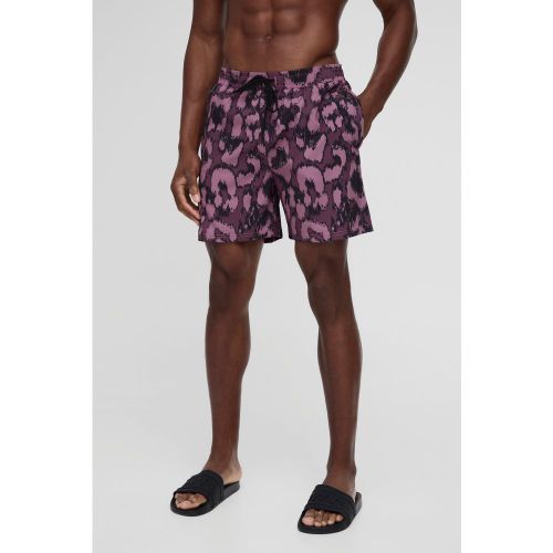 Short de bain mi-long à imprimé léopard - S - Boohooman - Modalova