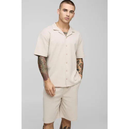Ensemble en tissu éponge avec chemise oversize à manches courtes et short - S - Boohooman - Modalova