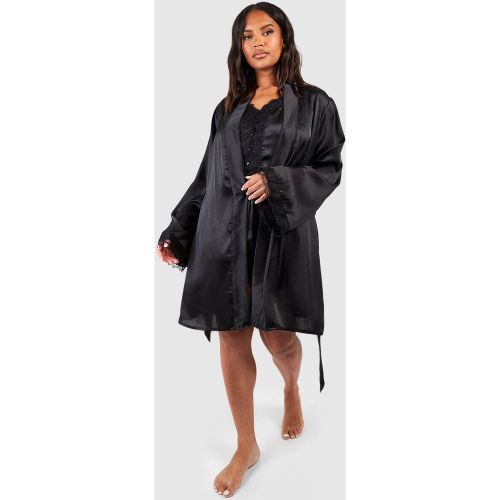 Grande Taille - Robe De Chambre Satinée Avec Détail En Dentelle - 52 - boohoo - Modalova