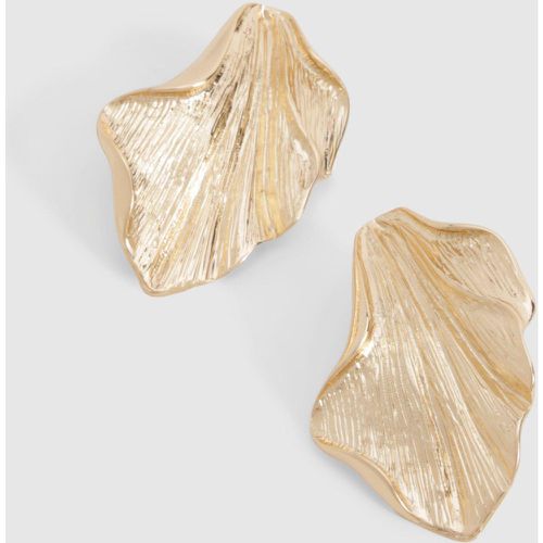 Gold Petal Stud Earring - boohoo - Modalova