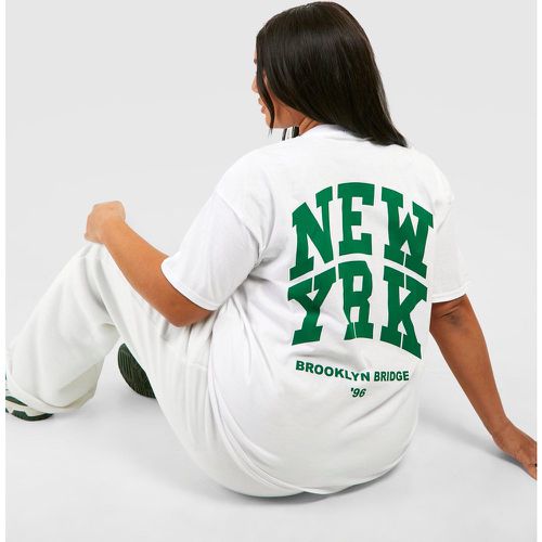 Plus" New York Back Print T-Shirt - boohoo - Modalova