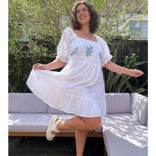 ASOS DESIGN Curve - Robe babydoll courte à empiècements en dentelle et fleurs brodées - ASOS Curve - Modalova
