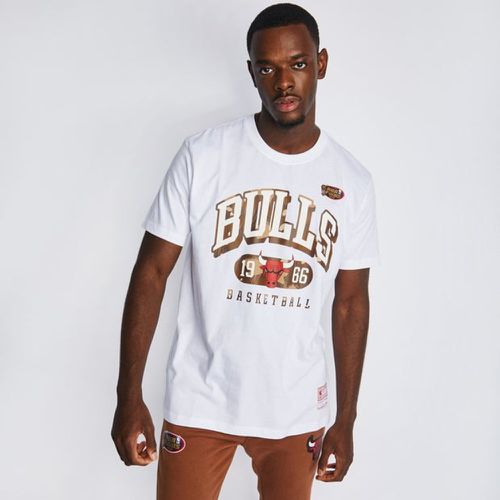 Retro Varsity Bulls - T-shirts - Mitchell & Ness - Modalova