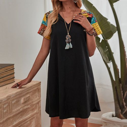 Robe tunique à capuche à imprimé patchwork - SHEIN - Modalova
